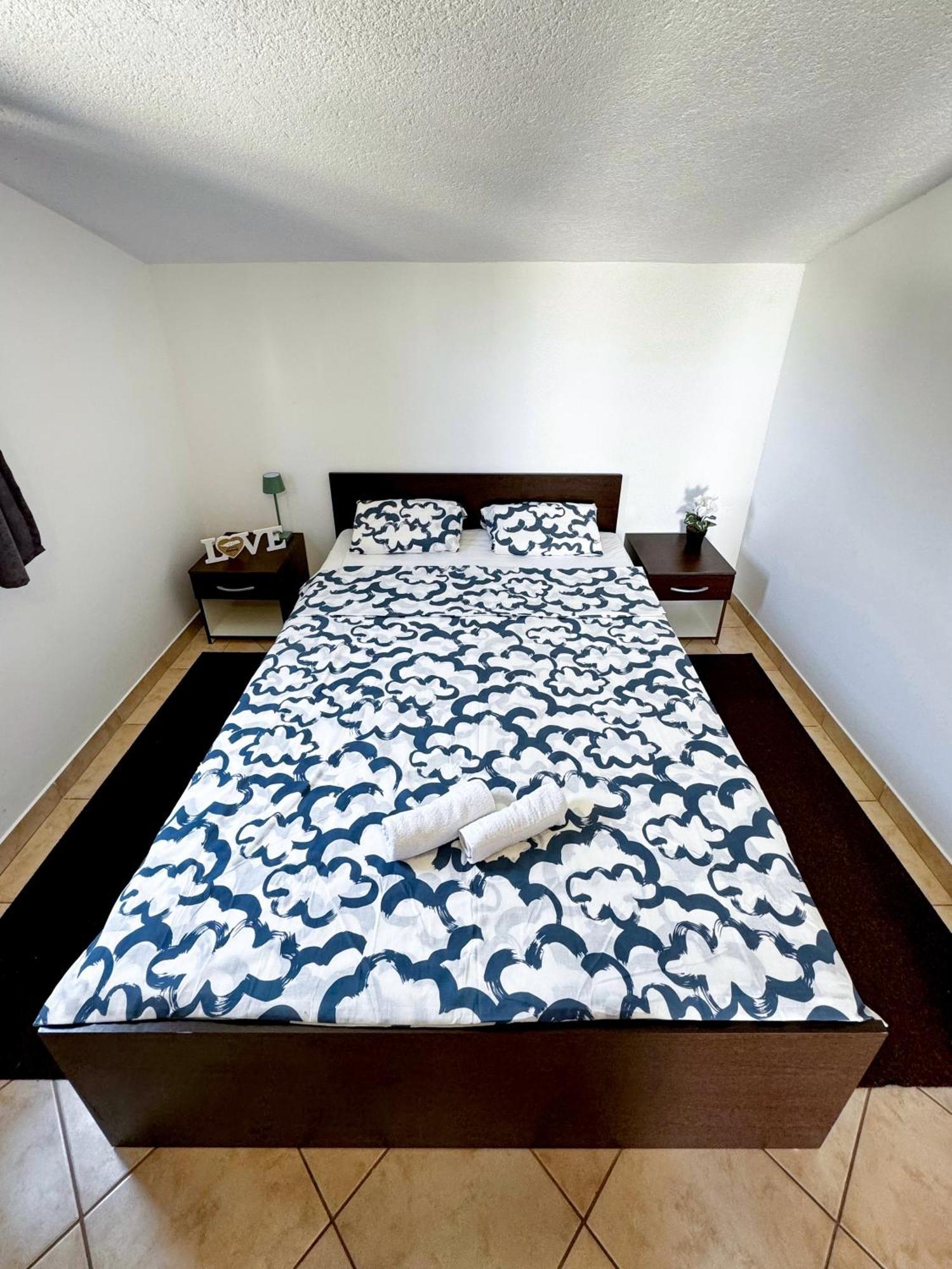 Apartmani Cvangic Vir Exterior photo